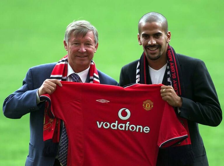 Veron signs for Man United